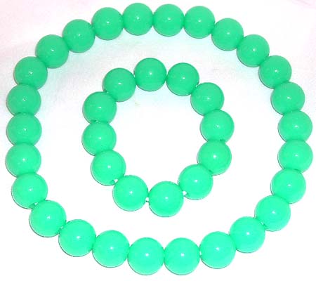 Multi rounded green plastic beads forming stretchy fashion necklace and bracelet set
