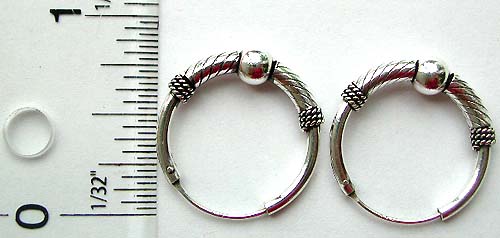 Line pattern decor small loop design sterling silver earring with a beaded motif in middle