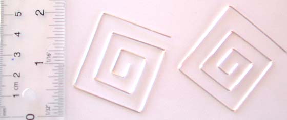 Curved-in square pattern design sterling silver earring