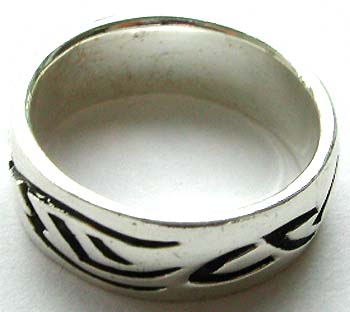 925. sterling silver ring with carved black pattern design