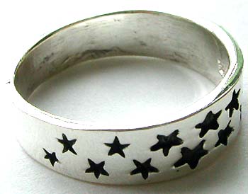 Sterling silver ring with multi black star pattern decor in middle
