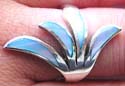 2 light blue and 2 pink color seashell forming fan shape pattern design sterling silver ring 