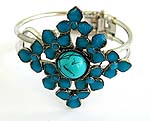 Imitation turquoise beads forming flower pattern fashion bangle with a rounded imitation turquoise embedded at center