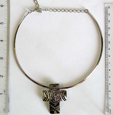 Fashion silver cuff necklace with line decor cross pendant 