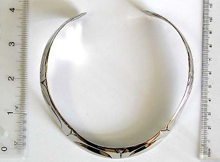 Cuff necklace wholesale at low price. Fashion rounded center design bangle cuff necklace with curved line pattern decor 