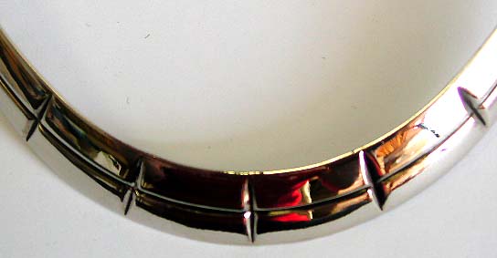 Fashion rounded center design bangle cuff necklace with carved-in straight line pattern decor 