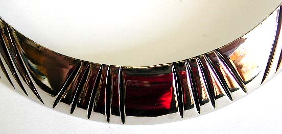 Fashion rounded center design bangle cuff necklace with carved-in straight line group pattern decor 