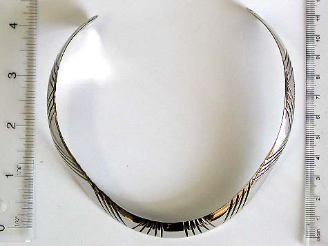 Fashion rounded center design bangle cuff necklace with carved-in straight line group pattern decor 