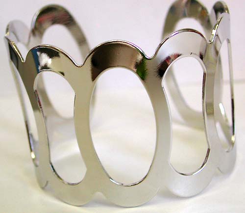 TCarved-out oval chain forming fashion bangle bracelet 