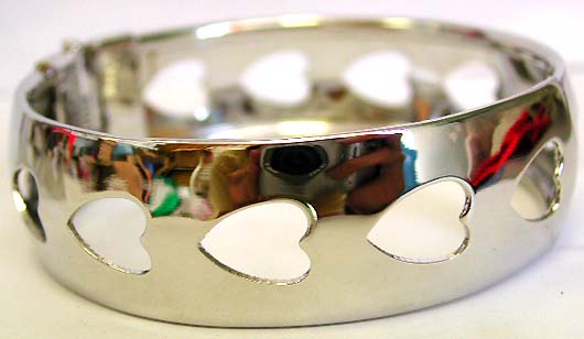 Wholesale fashion bangle bracelet with multi cut-out heart-love pattern along