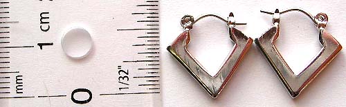 Fashion earring in diamond shape design