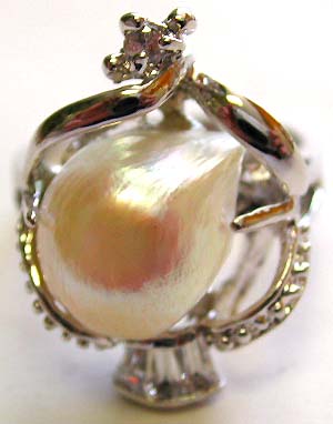 Elliptical shape genuine water fresh pearl inlay cut-out flower design fashion ring with mini clear cz embedded