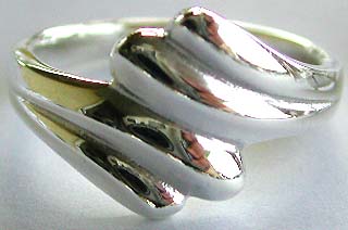 925. sterling silver ring with carved-out double wave pattern decor at center