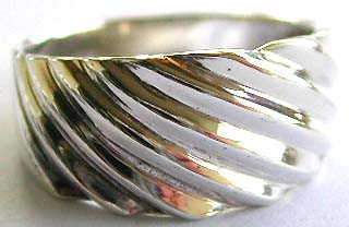 Sterling silver ring with multi carved-in line pattern decor in middle 