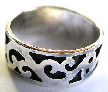 Black sterling silver ring with carved-in curvy pattern decor