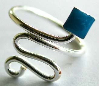 Curvy wave pattern design sterling silver toe ring holding a mini square shape blue bead at central top                 
