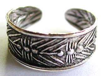 Carved-out floral pattern design black sterling silver toering           
