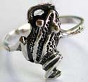 925. sterling silver ring with carved-out frog  pattern decor at center
