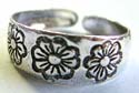Sterling silver toering with multi carved-in daisy flower pattern decor 