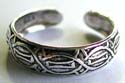 Sterling silver toe ring with carved-out Celtic knot work pattern decor 