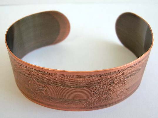 Fashion red bronze bangle bracelet with carved-in pattern decor 