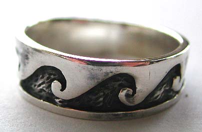 925. sterling silver ring in black color with carved-out wave pattern