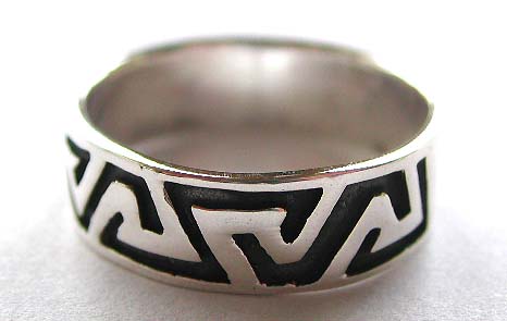 925. sterling silver ring with carved-out puzzle