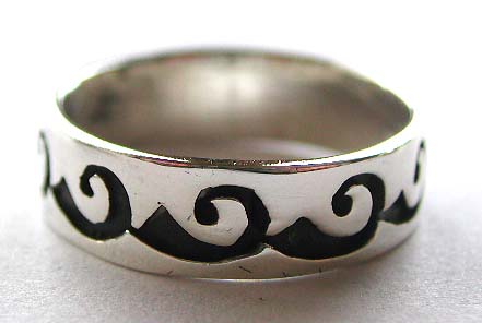 925. sterling silver ring with carved-in black wave pattern