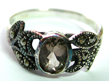 Sterling silver ring with geometrical pattern holding an elliptical shape black onyx stone