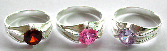 Sterling silver ring with carved-in deep V shape pattern decor on both sides