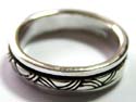 Spinning ring made of 925. sterling silver with carved-in mini line pattern decor along