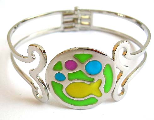 Fashion bangle bracelet in carved-out double band holding a rounded color painted fish in sea pattern decor at center