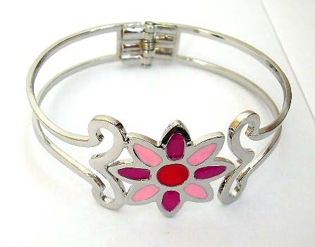 Fashion bangle bracelet in carved-out double band holding a color painted daisy flower pattern