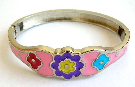 Fashion bangle bracelet with color painted 3 flower pattern decor