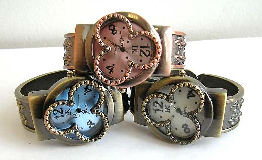 Fashion bronze watch with dotted around flower clock face design and double flower rows decor along band