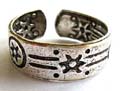 925. sterling silver toe ring with carved-in black tattoo pattern design