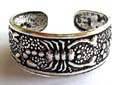 Dotted black 925. sterling silver toe ring with carved-out scorpio pattern design 