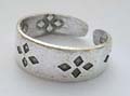 Multi carved-in attern decor toe ring made of 925. sterling silver 