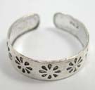 925 sterling silver. Trendy etched-in flower patterned toe ring